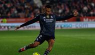 Pemain Real Madrid, Trent Alexander-Arnold, menendang bola dalam pertandingan La Liga Spanyol antara Girona dan Real Madrid, Minggu, 30 November 2025. (AP Photo/Joan Monfort)