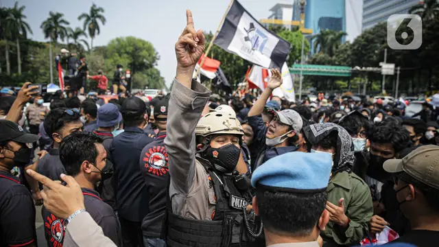 FOTO: Aksi Evaluasi Jokowi, Mahasiswa dan Polisi Terlibat Saling Dorong