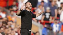 Roberto De Zerbi. Pelatih Brighton and Hove Albion asal Italia berusia 43 tahun ini menempati posisi keempat sebagai pelatih termuda di Liga Inggris musim 2022/2023. Ia baru saja menangani Brighton pada 18 September 2022 menggantikan posisi Graham Potter yang dipinang Chelsea. Sebelumnya Roberto De Zerbi menjadi pelatih Shakhtar Donetsk sejak 25 Mei 2021. Pada laga debutnya ia sukses menahan imbang Liverpool 3-3 di Anfield (1/10/2022) dan membawa Brighton sementara berada di posisi ke-4 klasemen sementara. (PA via AP/Peter Byrne)
