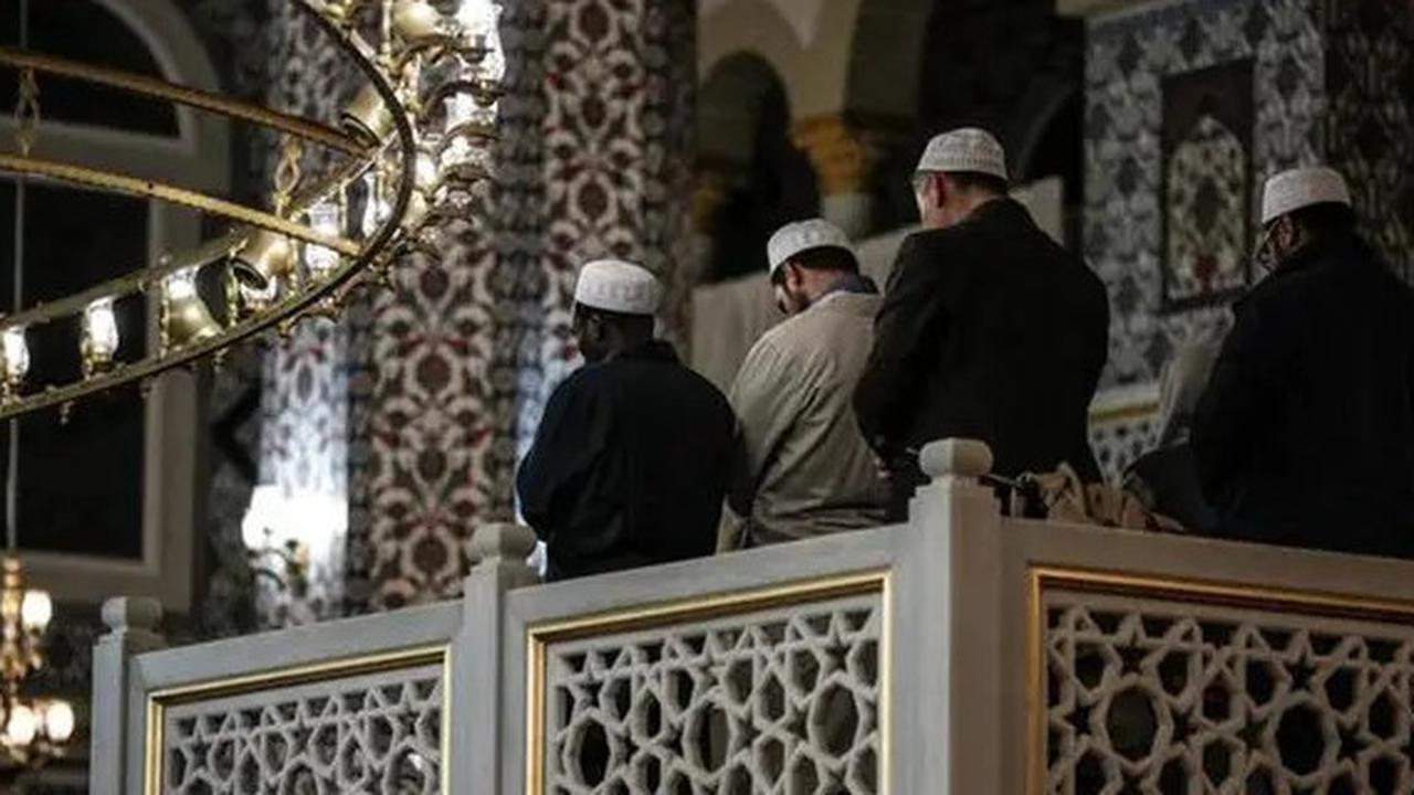 Bacaan Niat Sholat 5 Waktu Sendiri dan Berjamaah, Lengkap Disertai Artinya