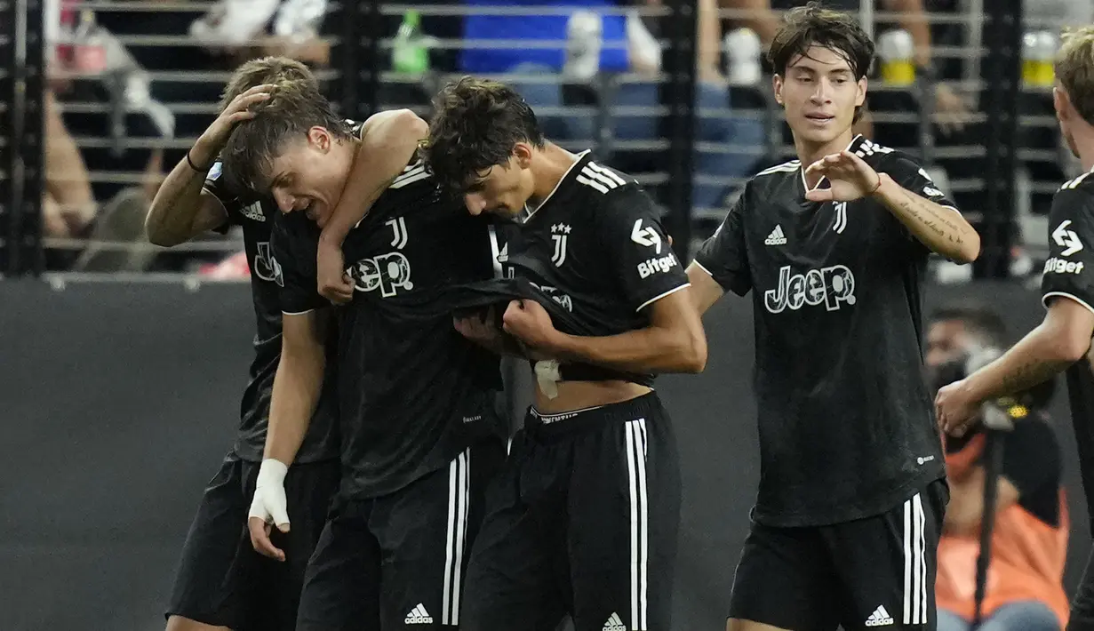 Terlalu fokus enyerang, Juventus berhasil memanfaatkan kelengahan Chivas Guadalajara pada menit ke-80. Berawal saat pemain Chivas kehilangan bola di lini tengah, bola yang didapat Tommaso Barbieri lantas diarahkan langsung ke arah gawang namun masih membentur pemain bertahan. Bola pantulan berhasil dimanfaatkan Mattia Compagnon yang berbuah gol kedua Juventus. Skor 2-0 bertahan hingga laga usai. (AP/John Locher)