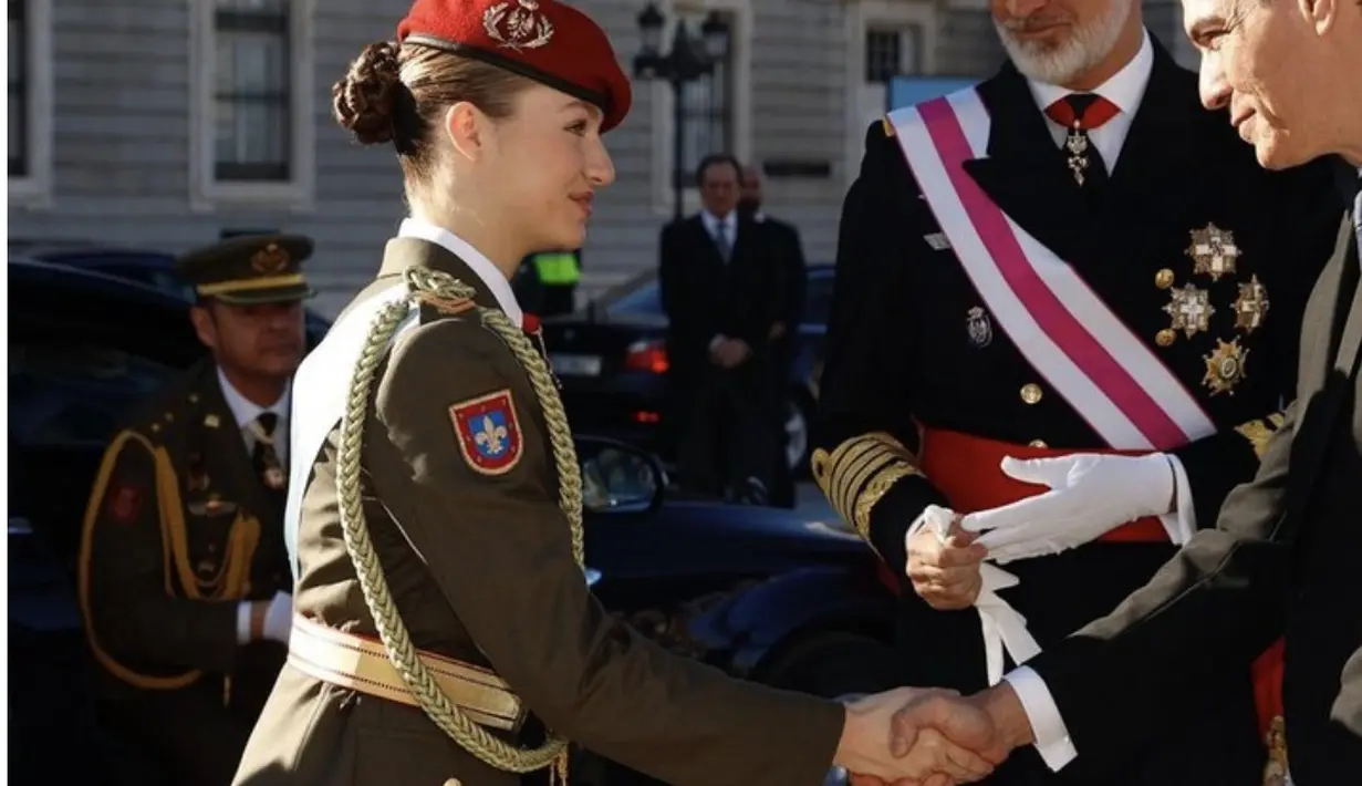 Saat berpadu dengan topi, ia juga tampak begitu menawan, gagah, dan memukau.  [Foto: Instagram/ Putri_leonor]