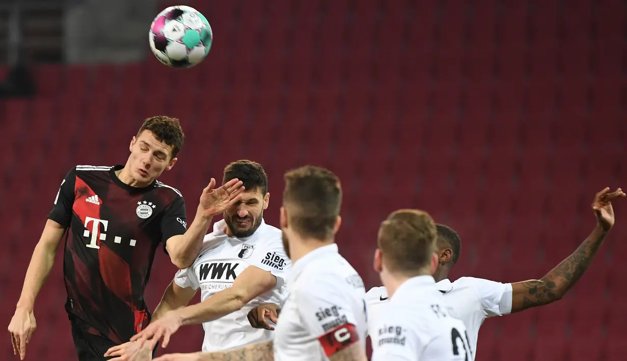 Bek Bayern Munchen, Benjamin Pavard, berusaha menyudul bola saat menghadapi Augsburg dalam laga lanjutan Liga Jerman di WWK Arena, Kamis (21/1/2021) dini hari WIB. Bayern Munchen menang 1-0 atas Augsburg. (AFP/Andreas Gebert/pool)