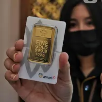 Pramuniaga menunjukkan emas batangan yang dijual di Galeri 24 Pegadaian, Jakarta, Rabu (27/7/2022). Pada perdagangan Rabu (27/7/2022) pukul 15:12 WIB, harga emas dunia di pasar spot berada di US$ 1.722,19 per troy ons. Harga emas menguat tipis 0,30 persen. (Liputan6.com/Angga Yuniar)