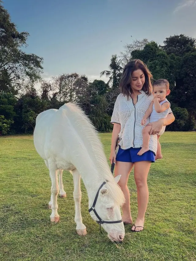 7 Potret Kebersamaan Keluarga Kecil Jessica Iskandar, Menikmati Senja dengan Naik Sepeda Listrik
