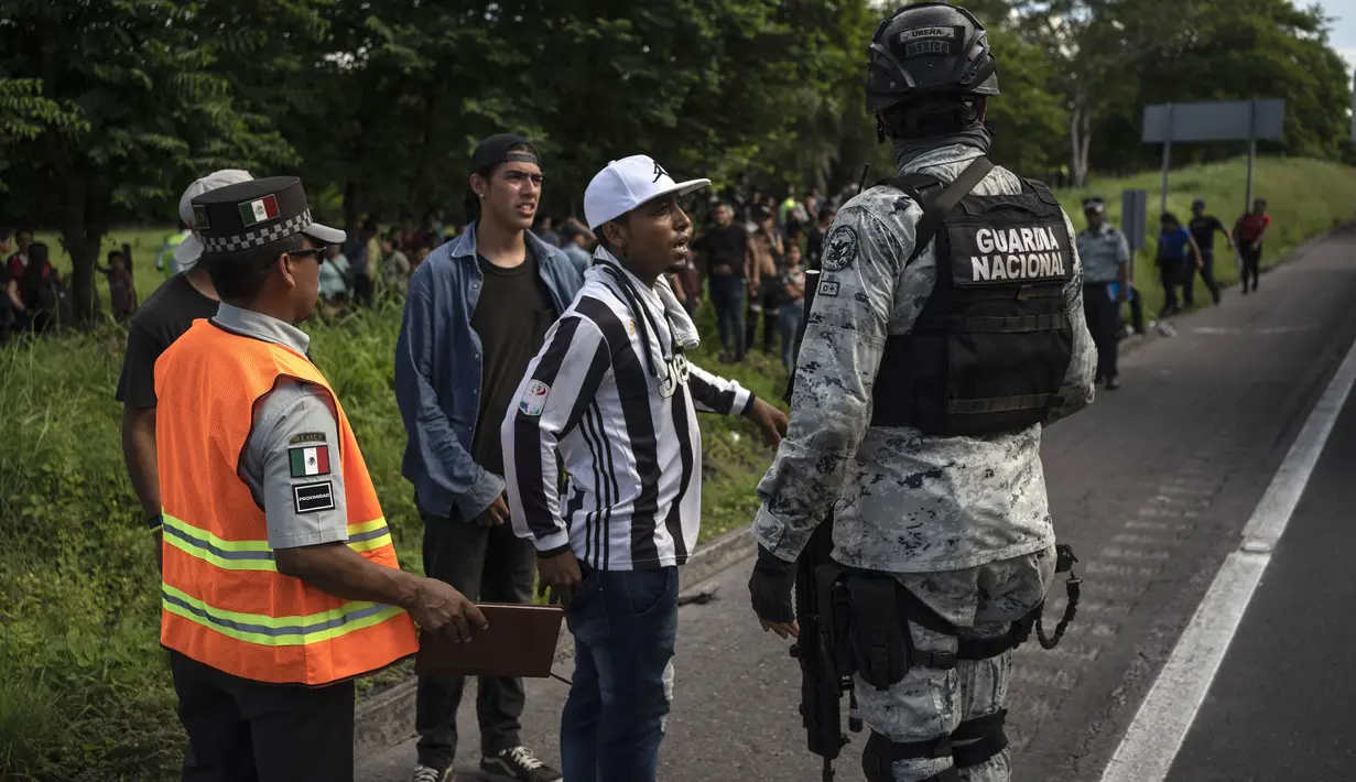 Truk itu ditinggalkan oleh pengemudi yang masih buron, tambah INM. (AP Photo/Felix Marquez)