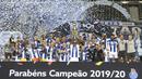 Para pemain FC Porto melakukan selebrasi usai memastikan diri menjadi juara Liga Portugal di Stadion Dragao, Senin (20/7/2020). FC Porto menjuarai Liga Portugal ini untuk yang ke-29 kalinya. (AFP/Miguel Riopa)