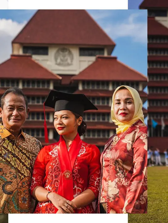 Tidak hanya di wajah Amel Carla, kebahagiaan juga terpancar jelas di wajah orangtua Amel Carla. Sang anak berhasil menyandang gelar sarjana, tentunya menjadi kebahagiaan yang terkira untuk orangtua Amel Carla. Kenakan kebaya simpel warna merah, Amel tampil kompak dengan ibundanya, sementara ayah Amel tampil simpel tapi tetap gagah dengan baju batik. (Liputan6.com/IG/@amelcarla)
