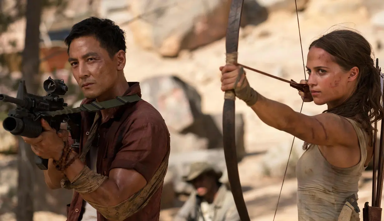Alicia Vikander beradu akting dengan aktor Daniel Wu di film Tomb Raider. Tomb Raider merupakan film aksi petualangan 2018 disutradarai Roar Uthaug ditulis oleh Geneva Robertson-Dworet dan Alastair Siddons. (Ilze Kitshoff /Warner Bros. Pictures via AP)