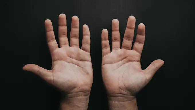 Ilustrasi tangan gatal. Photo by Luis Quintero on Unsplash