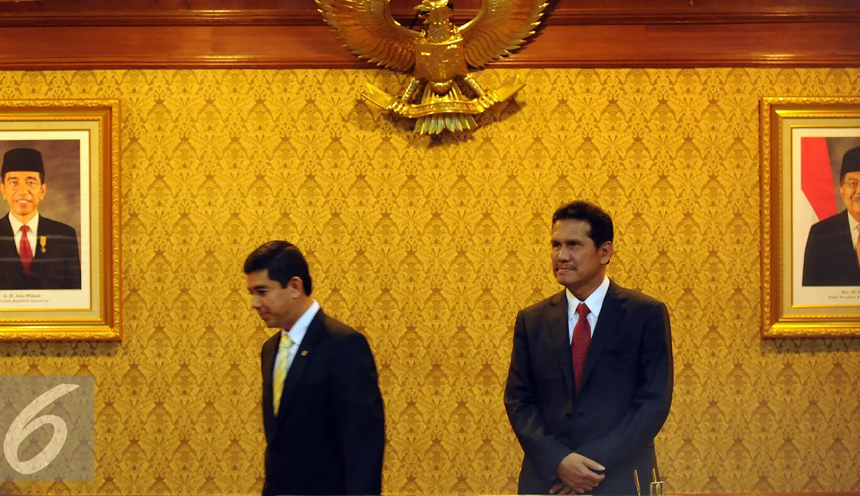 Pejabat lama Menpan-RB, Yuddy Chrisnandi (kiri) bersiap memberi sambutan saat serah terima jabatan dengan pejabat baru, Asman Abnur di Kemenpan RB, Jakarta, Rabu (27/7). Asman Abnur resmi menjabat sebagai Menpan-RB. (Liputan6.com/Helmi Fithriansyah)