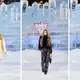 Awal tahun 2026 menjadi momen spesial bagi GUESS. Brand fashion global yang identik dengan gaya glamor modern ini memilih cara yang tidak biasa untuk memperkenalkan koleksi terbarunya, yakni melalui fashion show eksklusif di kawasan pegunungan Gstaad, Swiss. (foto/dok: guess)