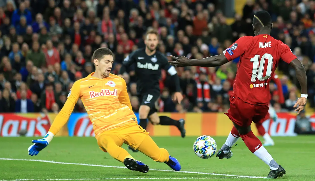 Pemain Liverpool Sadio Mane (kanan) mencetak gol ke gawang Red Bull Salzburg pada lanjutan Liga Champions di Stadion Anfield, Liverpool, Inggris, Rabu (2/10/2019). The Reds menang tipis 4-3 atas Salzburg. (AP Photo/Jon Super)