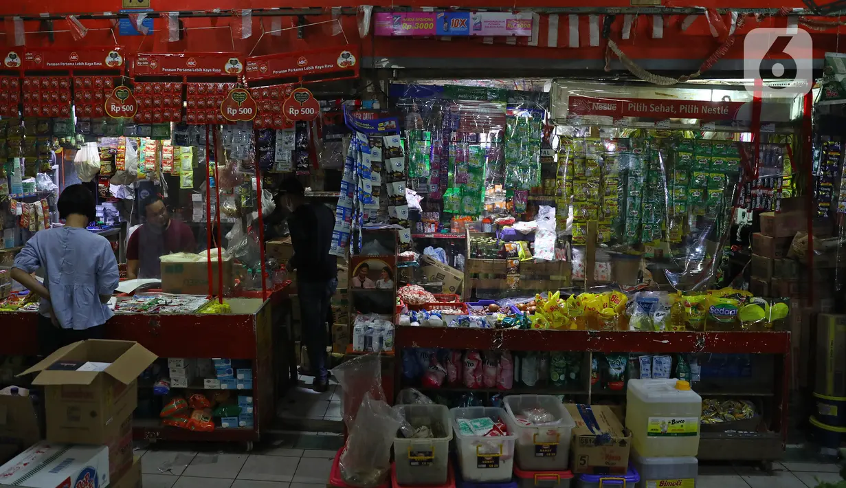 Pembeli sedang berbelanja di Pasar Santa, Jakarta, Selasa (23/6/2020). Plastik pembatas antara pedagang dan pembeli dipasang di kios pasar santa diterapkan dari protokol kesehatan pencegahan COVID-19. (Liputan6.com/Herman Zakharia)