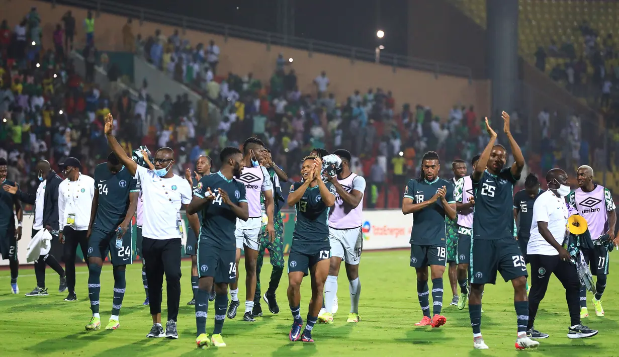 Para pemain Nigeria merayakan kemenangan melawan Mesir pada pertandingan Grup D Piala Afrika (CAN) 2021 di Stade Roumde Adjia di Garoua (12/1/2022). Nigeria menang tipis atas Mesir tipis 1-0 lewat gol Kelechi Iheanacho di menit ke-30. (AFP/Daniel Beloumou Olomo)