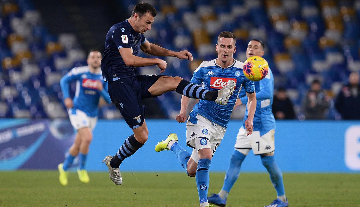 Pemain Lazio Stefan Radu berebut bola dengan pemain Napoli Arkadiusz Milik pada perempat final Coppa Italia di Stadion San Paolo, Napoli, Italia, Selasa (21/1/2020). Napoli sukses melaju ke semifinaL Coppa Italia setelah mengalahkan Lazio 1-0. (LaPresse via AP)
