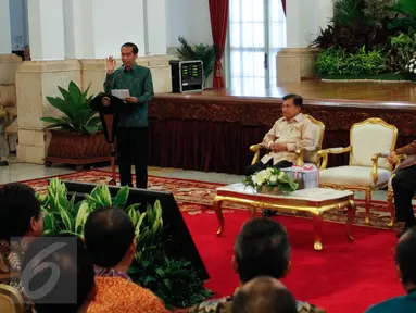 Presiden Jokowi memberikan paparan di Istana Negara, Jakarta, Senin (6/6/2016). Acara tersebut dalam rangka penyampaian Laporan Hasil Pemeriksaan atas Laporan Keuangan Pemerintah Pusat (LHP LKPP) Tahun 2015 dari BPK. (Liputan6.com/Faizal Fanani)