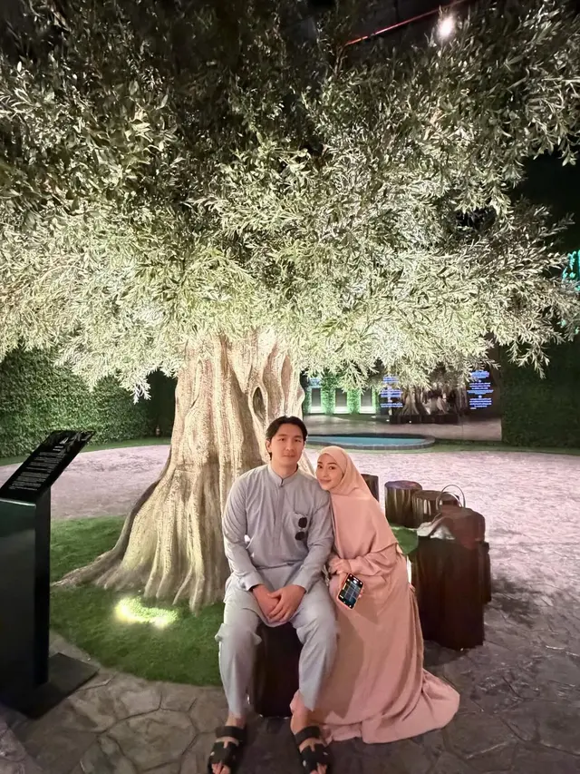 7 Potret Nikita Willy Umrah Awal Tahun, Tampil Sederhana Bareng Suami dan Ibu