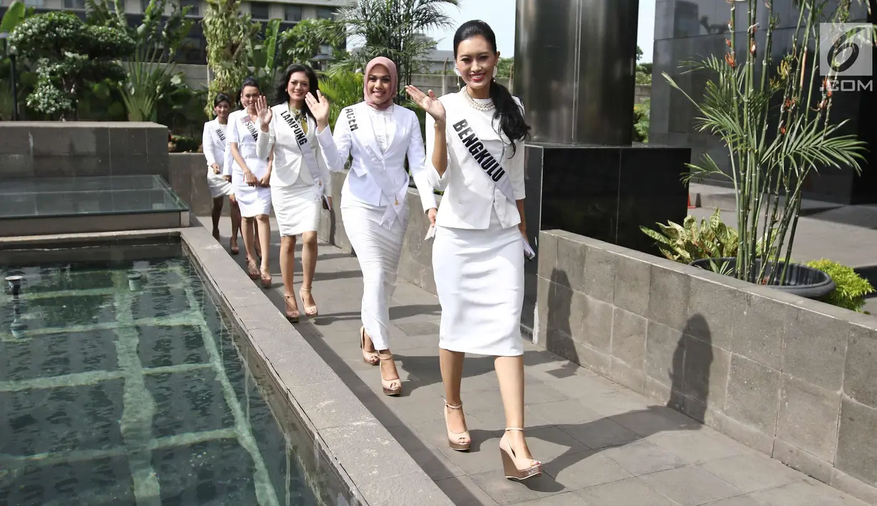 Finalis Puteri Indonesia 2018 melambaikan tangan ketika mendatangi gedung KPK di Jakarta, Senin (5/3). Sebanyak 39 finalis Puteri Indonesia 2018 mendatangi KPK untuk mendapat pembekalan tentang pencegahan korupsi. (Liputan6.com/Herman Zakharia)