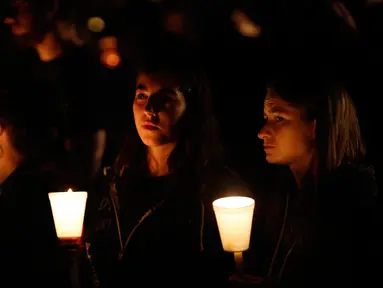 Warga memegang lilin mengikuti aksi solidaritas terhadap penembakan masal di Umpqua Community College, Roseburg, Oregon (1/10/2015). Penembakan tersebut menewaskan 9 orang dan melukai tujuh orang lainnya. (REUTERS/Steve DiPaola)