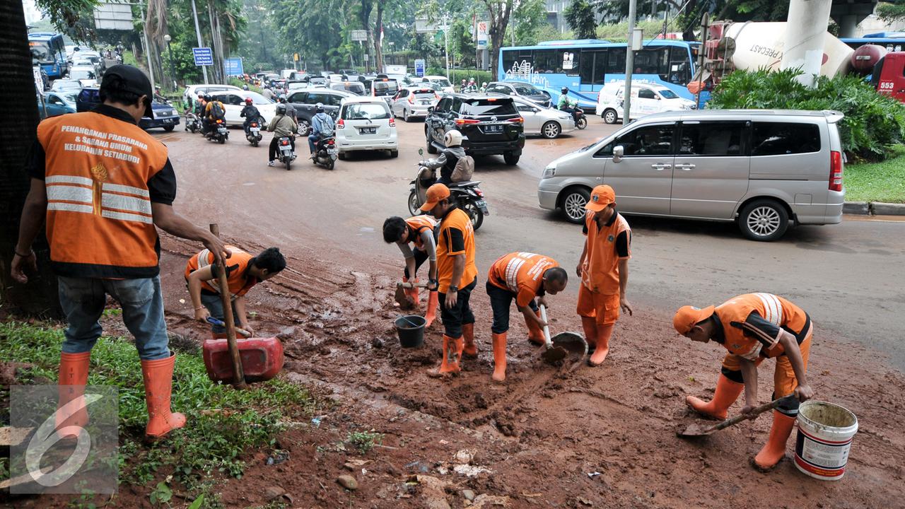 Gerak Cepat, Pasukan Orange Bersihkan Sampah Tahun Baru Jakarta Sebelum Subuh