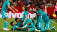 Real Madrid berhasil mengalahkan Sevilla dengan skor 3-2 pada laga pekan ke-32 La Liga di Estadio Ramon Sanchez Pizjuan, Senin (18/4/2022) dini hari WIB. (AP Photo/Angel Fernandez)