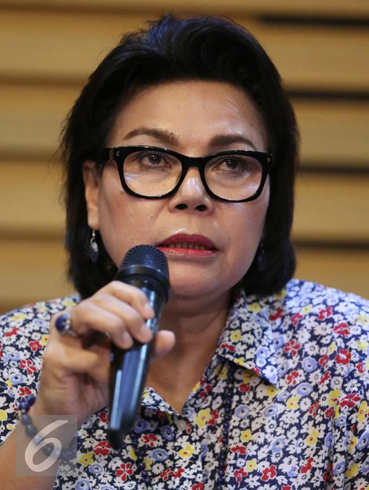 Pimpinan KPK, Basaria Panjaitan memberikan keterangan pers saat rilis hasil OTT terkait kasus dugaan korupsi di Dinas Pendidikan Kabupaten Kebumen, Jakarta, Minggu (16/10). KPK berhasil mengamankan barang bukti uang Rp 70 juta (Liputan6.com/Johan Tallo)