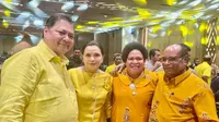 Petronela Kambuaya, Calon Jawara Wali Kota Sorong saat berfoto dengan Ketum DPP Golkar Airlangga Hartarto dan sang isteri, Yanti Airlangga.