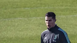 Penyerang Juventus Cristiano Ronaldo melakukan pemanasan saat mengikuti sesi latihan tim di Juventus Training Center di Turin (5/11/2019). Juventus akan bertanding melawan wakil Rusia, Lokomotiv Moscow pada Grup D Liga Champions di RZD Arena. (Marco Bertorello / AFP)