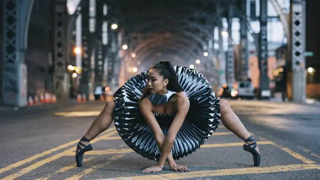 Bak Busana Mahal, Seniman Ini Manfaatkan Limbah Kertas untuk Pakaian Ballerina