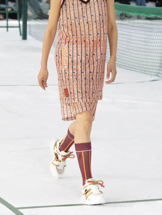 Untuk musim Spring  2022, Lacoste menghadirkan warna solid seperti burgundy, emeraldm scarlet, dan nuansa lainnya.