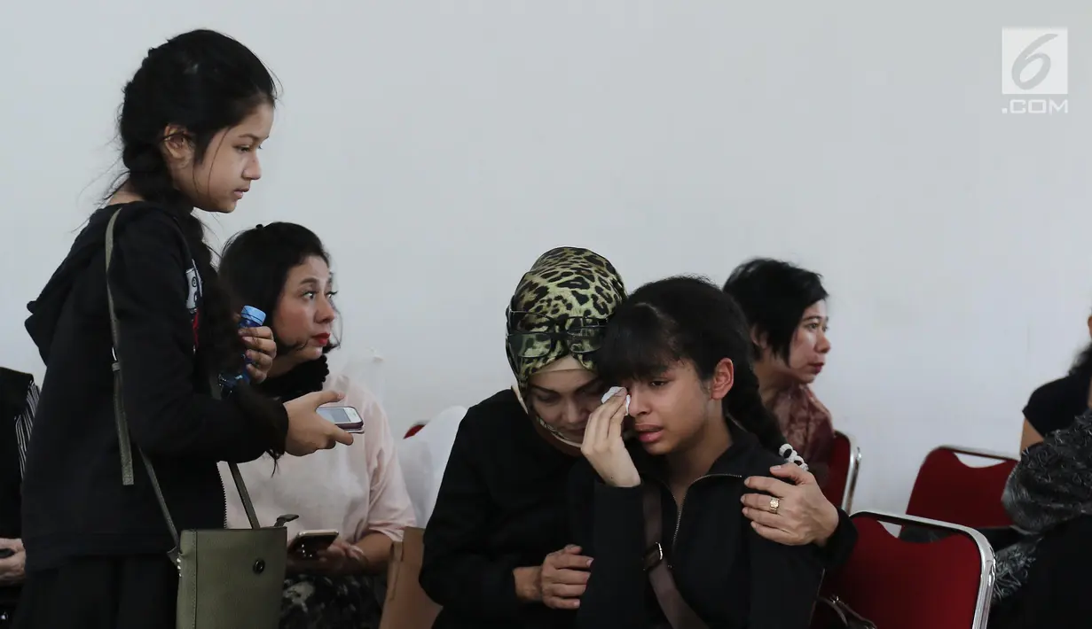 Putri Yana Zein, Aurelia Callista Carilla dan Alika Pandora Salvine menangis di dekat jenazah ibunya Yana Zein di rumah duka Fatmawati, Jakarta, Kamis (1/6). Yana Zein meninggal dunia pada usai 44 tahun. (Liputan6.com/Herman Zakharia)