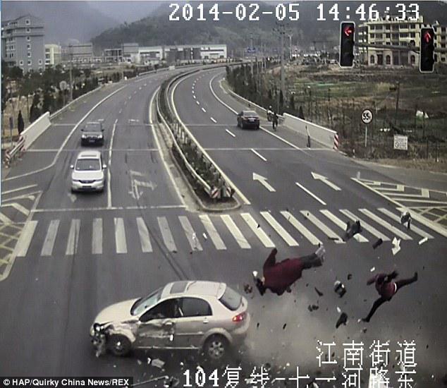 Hu Mou dan istrinya terpental ditabrak oleh mobil, karena mengabaikan lampu merah | Photo copyright Dailymail.co.uk