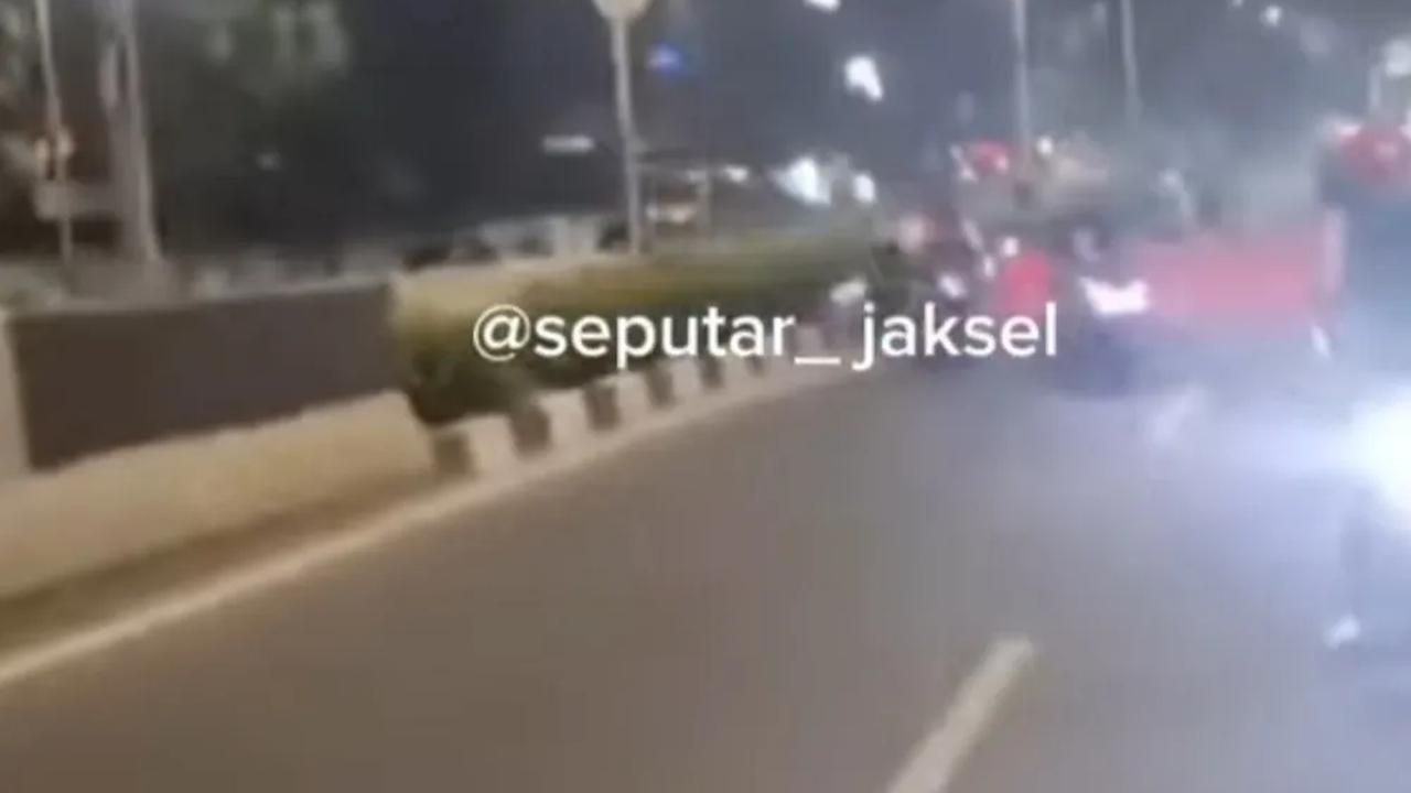Video pemotor menerobos pembatas JLNT Casablanca itu diunggah melalui akun Instagram (IG) @seputar_jaksel pada Senin (16/10) lalu. Dalam video tersebut, nampak iring-iring pemotor memaksa melintas di jalan yang sudah ditutup.<br>