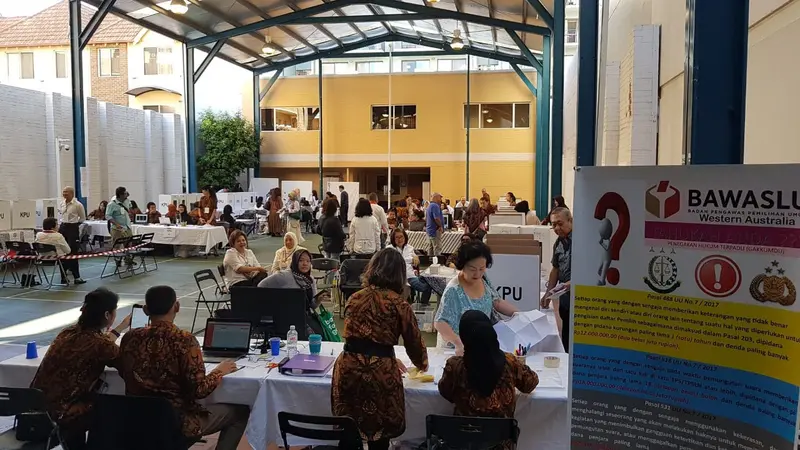 Suasana salah satu TPS dari total 18 yang dibuka oleh KJRI Perth dan PPLN untuk pemilih WNI di wilayah  negara bagian Australia Barat. Pemungutan suara di Australia Barat dilaksanakan pada Sabtu 13 April 2019. (Istimewa / Liputan6.com)