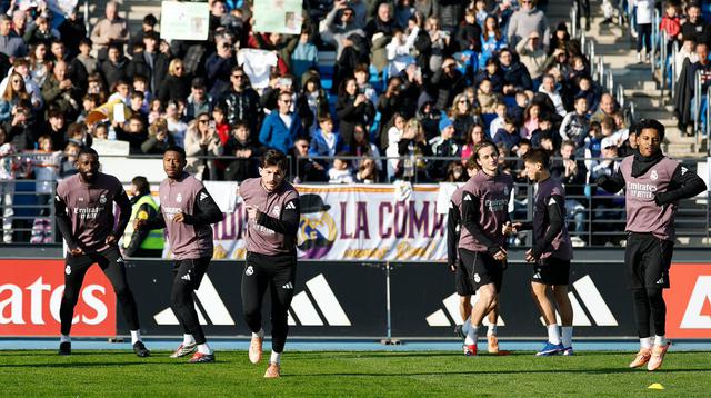 Suasana latihan terakhir Real Madrid pada 2025 di Valdebebas. Tampak para suporter hadir untuk menyaksikan para pemain andalannya berlatih sebelum momen pergantian tahun. (Twitter/@RealMadridEn)