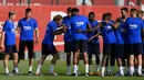 Penyerang baru Barcelona, Antoine Griezmann disambut rekan-rekannya saat tiba mengikuti latihan di Joan Gamper, Barcelona (15/7/2019). Barcelona akan menghadapi Chelsea pada pertandingan pramusim. (AFP Photo/Lluis Gene)