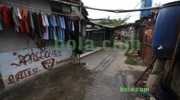 Perumahan warga dekat kegiatan menjahit bendera Merah-Putih raksasa di Tangerang, Sabtu (31/10/2015). Selain ingin mencatat rekor dunia, tema dasar adalah "One Soul, One Nation Untuk Sepakbola Indonesia".  (Bola.com / Nicklas Hanoatubun).