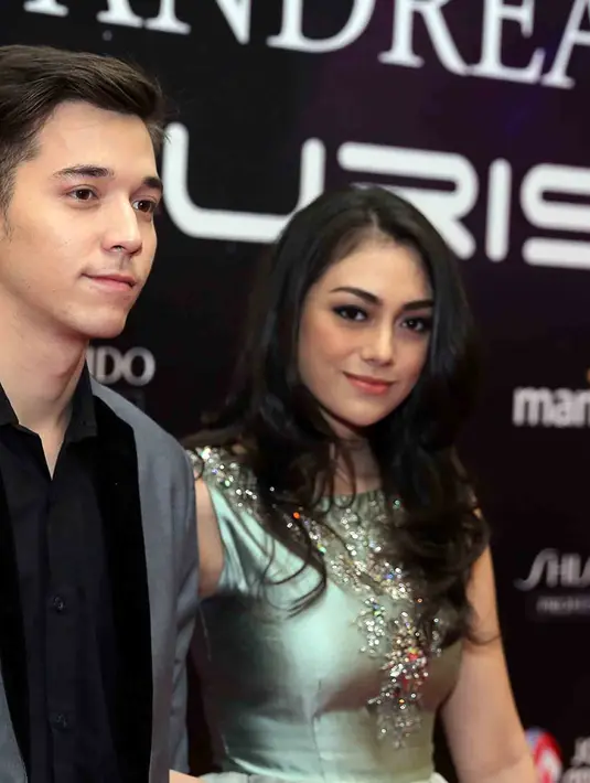 Meski tidak ada desakan dari kedua keluarga masing-masing untuk segera meresmikan hubungannya, pasangan ini mengaku telah mendapatkan restu dari kedua belah pihak. Bahkan, sudah saling kenal keluarga besar. (Deki Prayoga/Bintang.com)