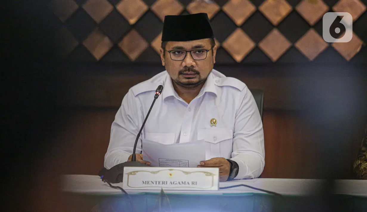 Menteri Agama (Menag) Yaqut Cholil Qoumas menggelar konferensi pers di Gedung Kementerian Agama, Jakarta, Kamis (3/6/2021). Pemerintah memastikan tidak memberangkatkan jemaah haji Indonesia pada musim haji 1442 H/2021 M. (Liputan6.com/Faizal Fanani)