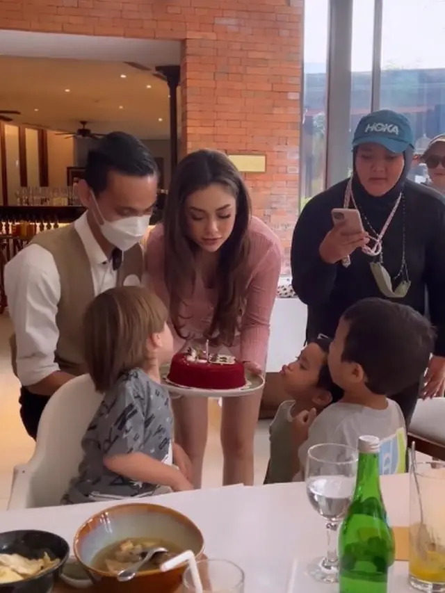 Tanpa Stefan William, Ini 7 Potret Celine Evangelista Rayakan Ulang Tahun Anak