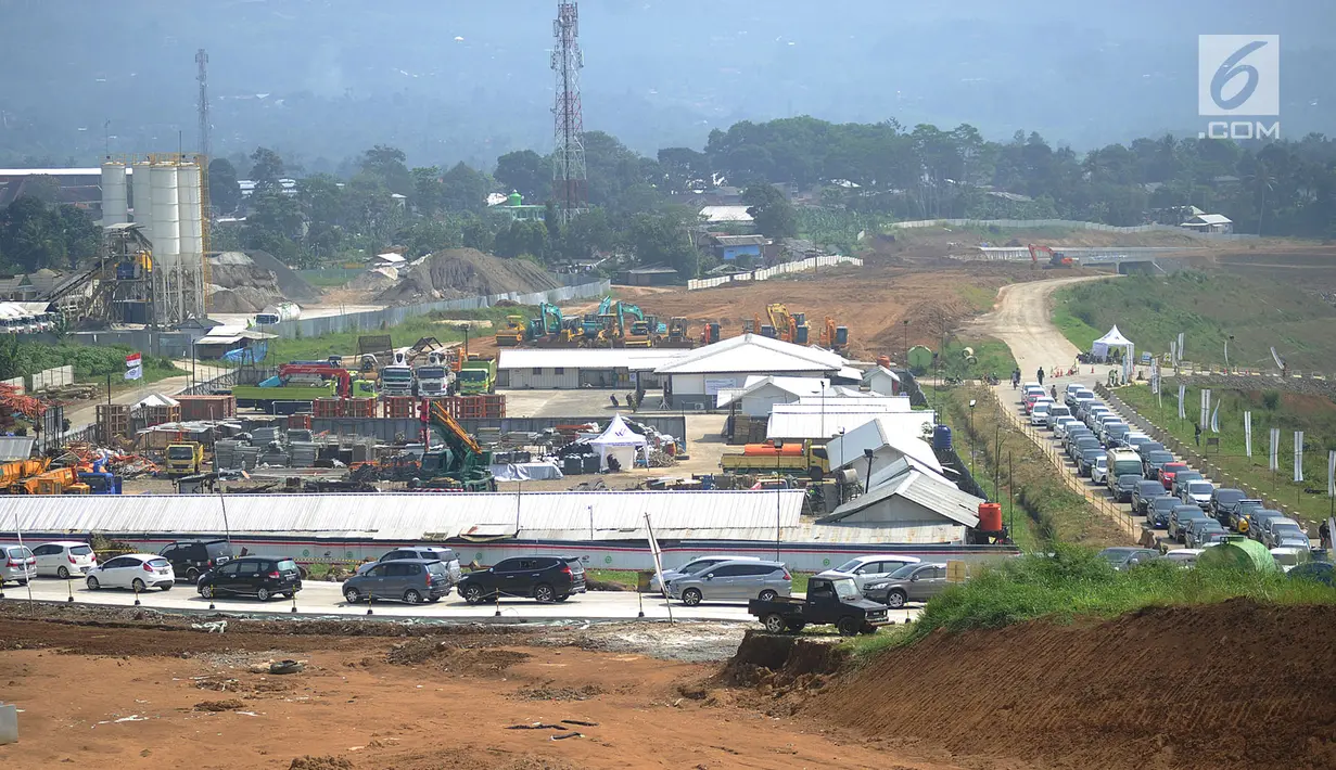 Suasana pada ruas tol fungsional Bogor-Sukabumi di Cigombong, Bogor (16/6). Mulai hari ini petugas kepolisian memberlakukan sistem buka tutup di Ciawi untuk mengurangi kemacetan pada ujung keluar tol di Cigombong. (Merdeka.com/Arie Basuki)