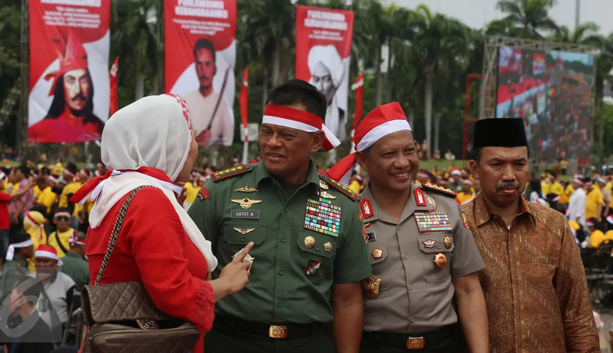 Panglima TNI, Jenderal Gatot Nurmantyo (kedua kiri) bersama Kapolri, Jenderal Tito Karnavian (kedua kanan) menghadiri kegiatan Silaturahmi Nusantara Bersatu, di Monas, Jakarta, Rabu (30/11). (Liputan6.com/Johan Tallo)