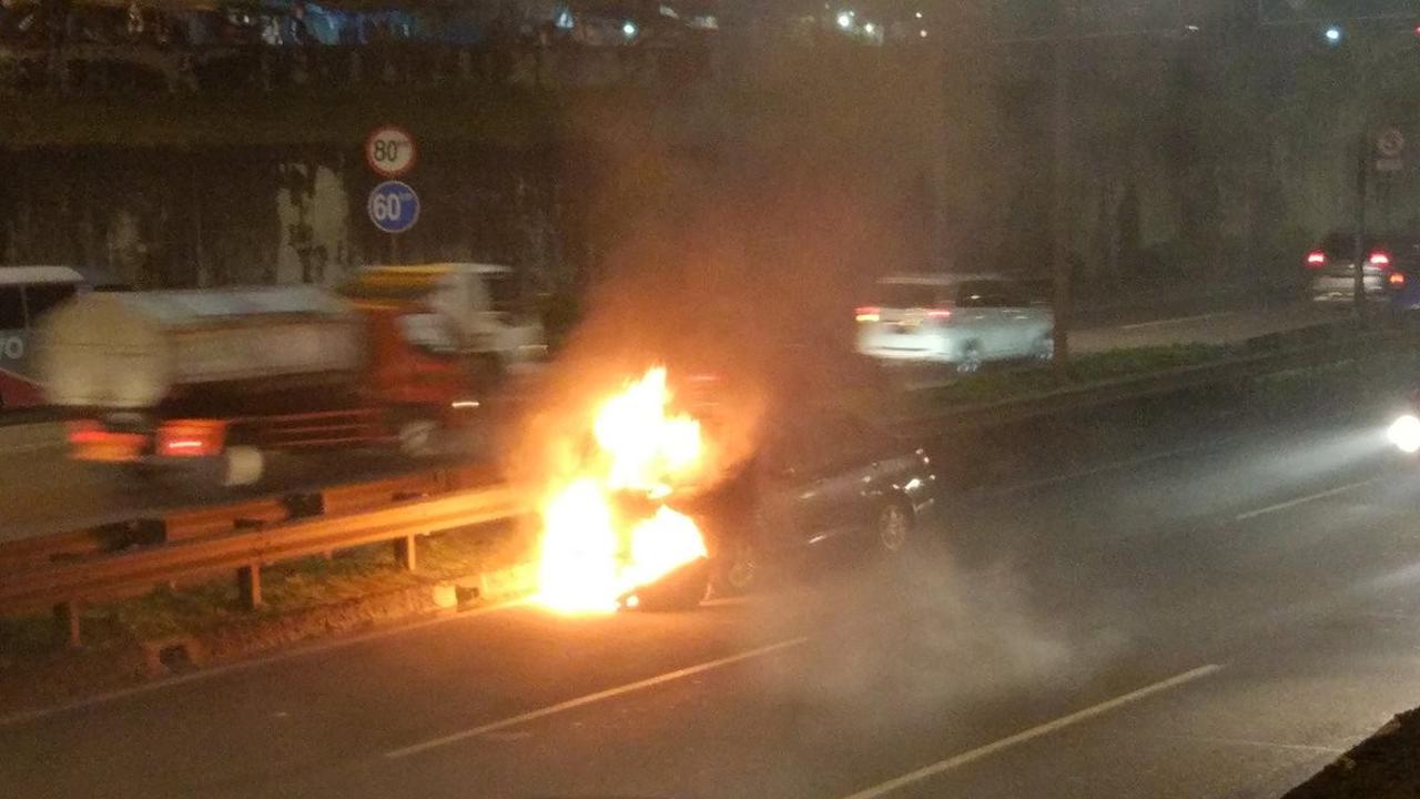 Sedan terbakar di Tol JORR Km 31 arah TMII