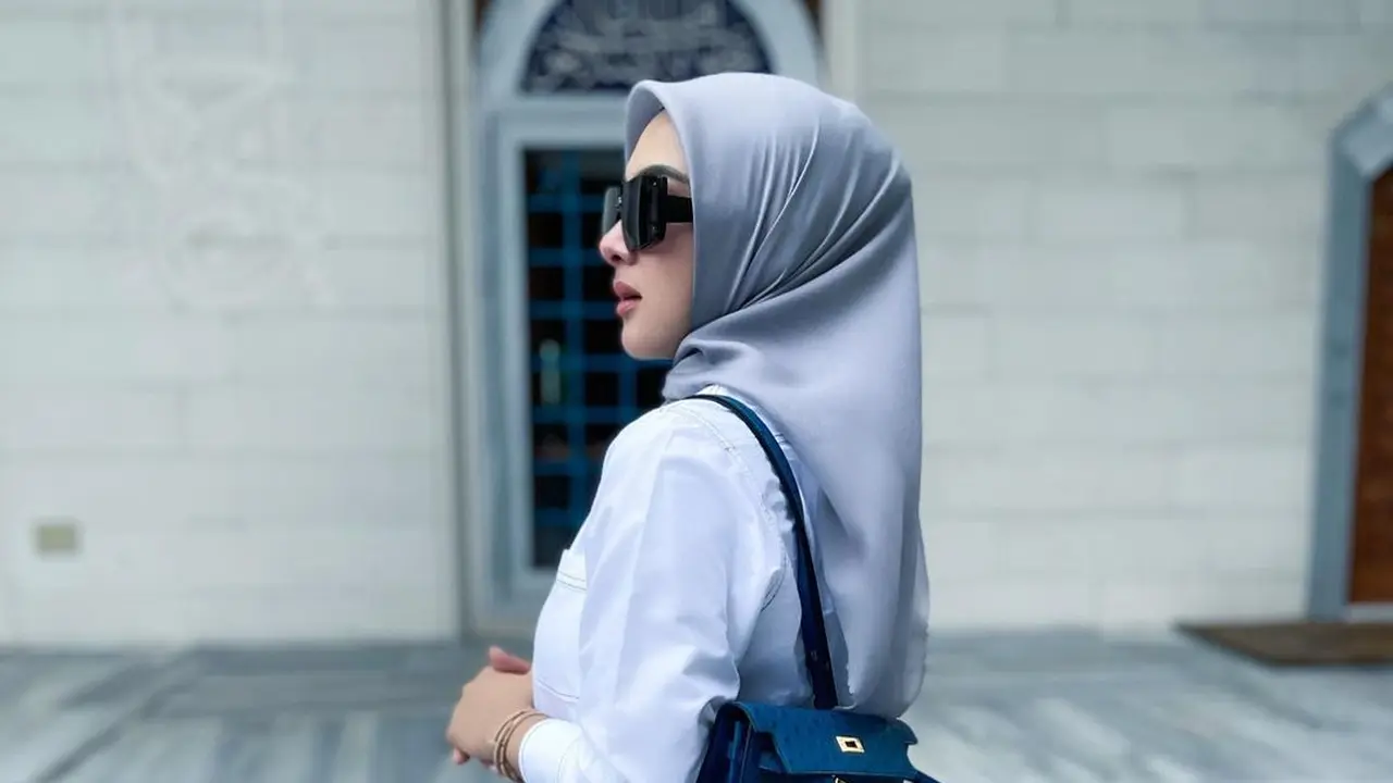 Potret Syahrini di Masjid Camii Tokyo