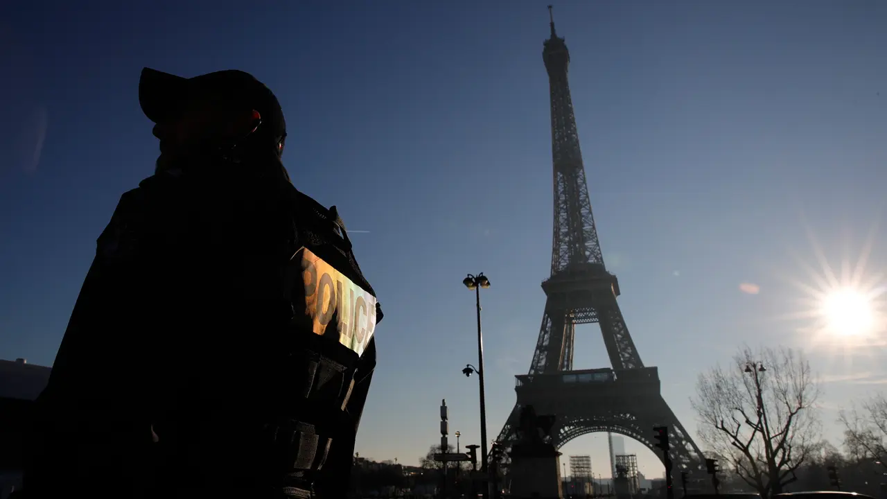 Petugas Bersenjata Lengkap Berjaga di Menara Eiffel