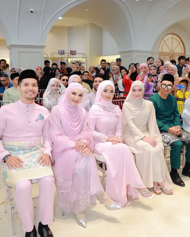 6 Potret Fuji dan Davina Karamoy jadi model hijab di Malaysia, tampilkan pesona anggun dan elegan