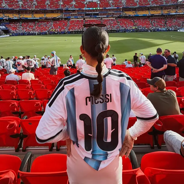 Pesona Eksotis Sleek Jennifer Bachdim Saat Nonton Piala Dunia 2026, Dukung Argentina dari Arrowhead Stadium
