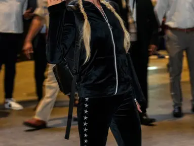 Selebritas Amerika Serikat Paris Hilton melambai kepada fotografer saat tiba di Bandara Internasional Chhatrapati Shivaji, Mumbai, India, 19 Oktober 2022. Paris Hilton terlihat cantik dalam pakaian hitam kasual. (AP Photo/Rafiq Maqbool)