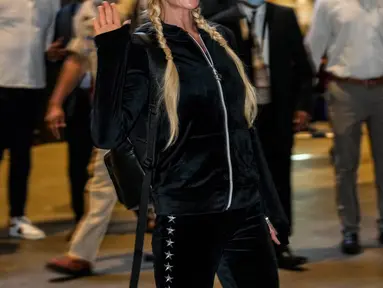 Selebritas Amerika Serikat Paris Hilton melambai kepada fotografer saat tiba di Bandara Internasional Chhatrapati Shivaji, Mumbai, India, 19 Oktober 2022. Paris Hilton terlihat cantik dalam pakaian hitam kasual. (AP Photo/Rafiq Maqbool)
